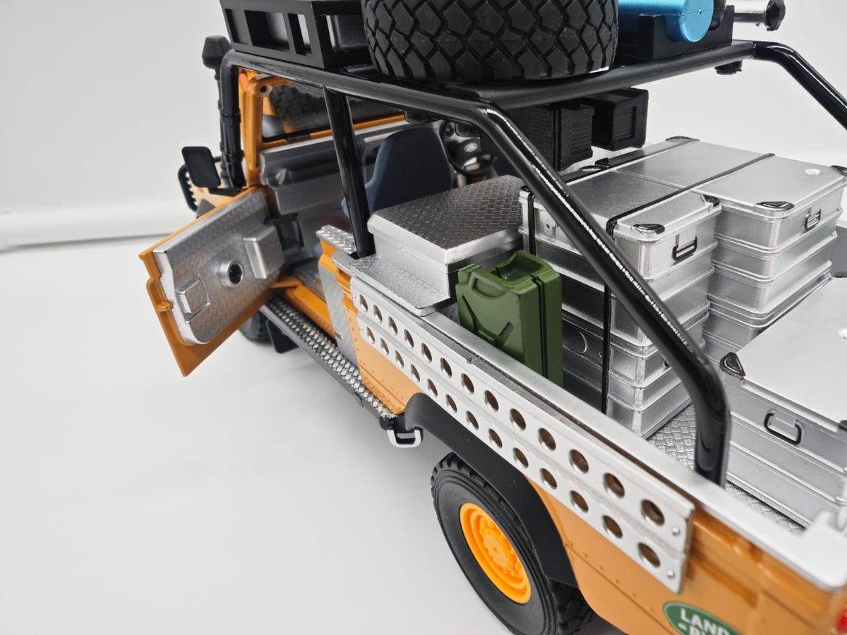 Land Rover Defender 110 Pickup Camel Trophy - Escala 1/24 - c/Luz y Sonido - (sin caja)
