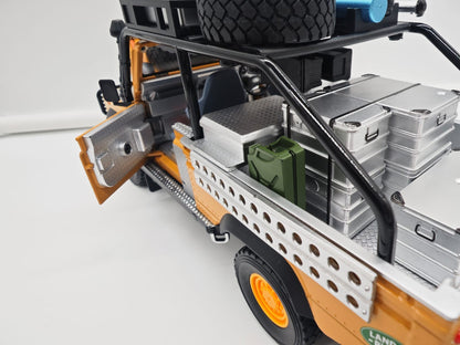 Land Rover Defender 110 Pickup Camel Trophy - Escala 1/24 - c/Luz y Sonido - (sin caja)