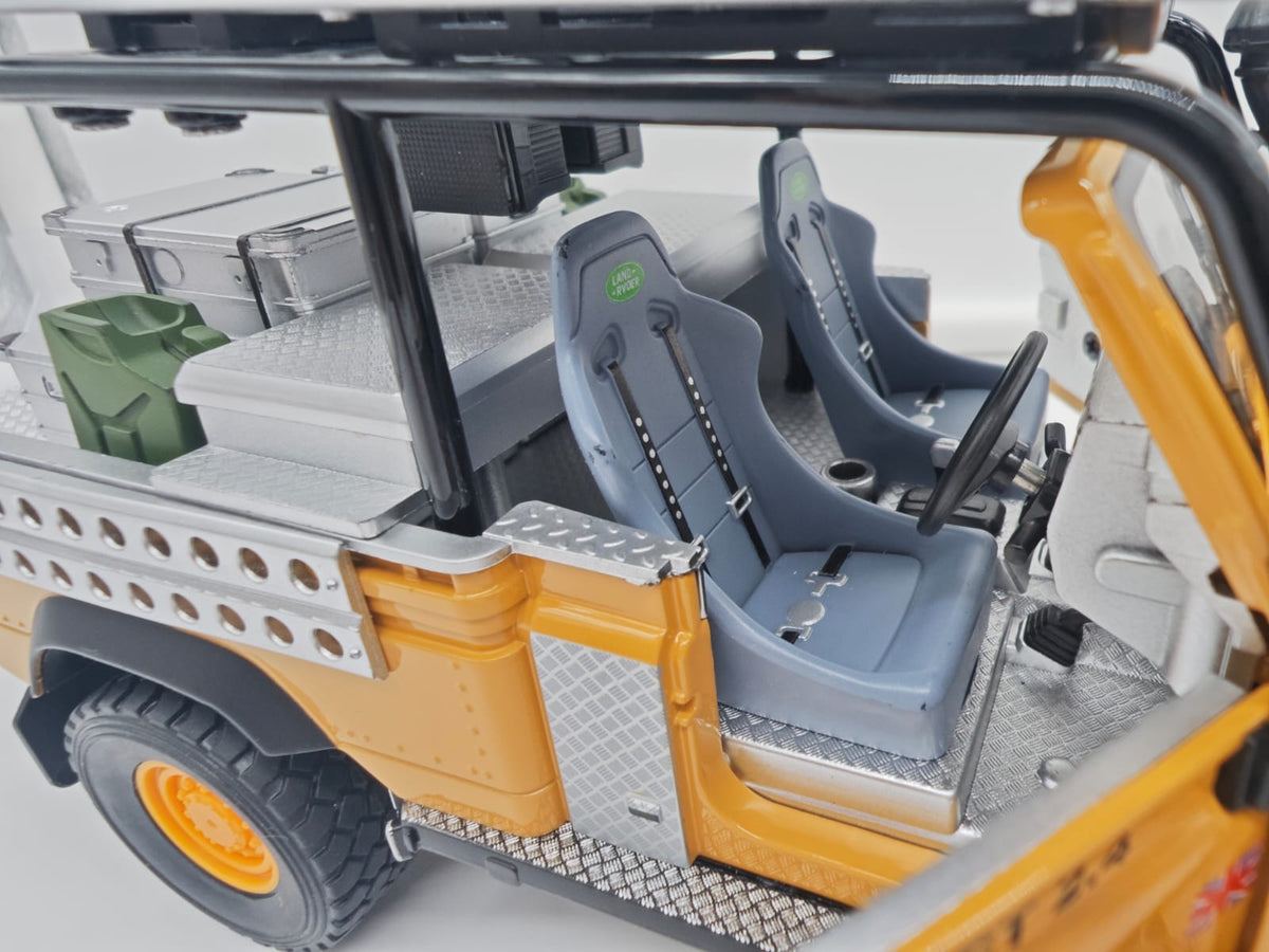 Land Rover Defender 110 Pickup Camel Trophy - Escala 1/24 - c/Luz y Sonido - (sin caja)