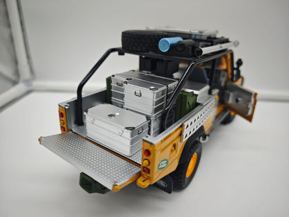 Land Rover Defender 110 Pickup Camel Trophy - Escala 1/24 - c/Luz y Sonido - (sin caja)
