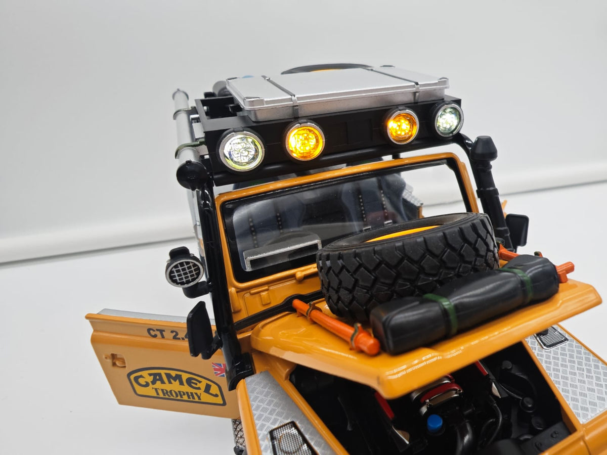Land Rover Defender 110 Pickup Camel Trophy - Escala 1/24 - c/Luz y Sonido - (sin caja)
