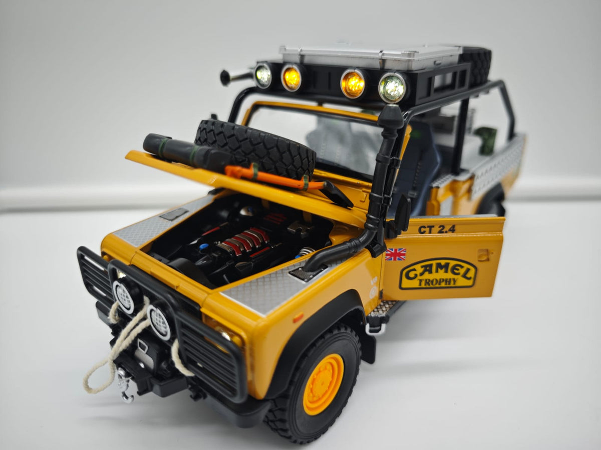 Land Rover Defender 110 Pickup Camel Trophy - Escala 1/24 - c/Luz y Sonido - (sin caja)