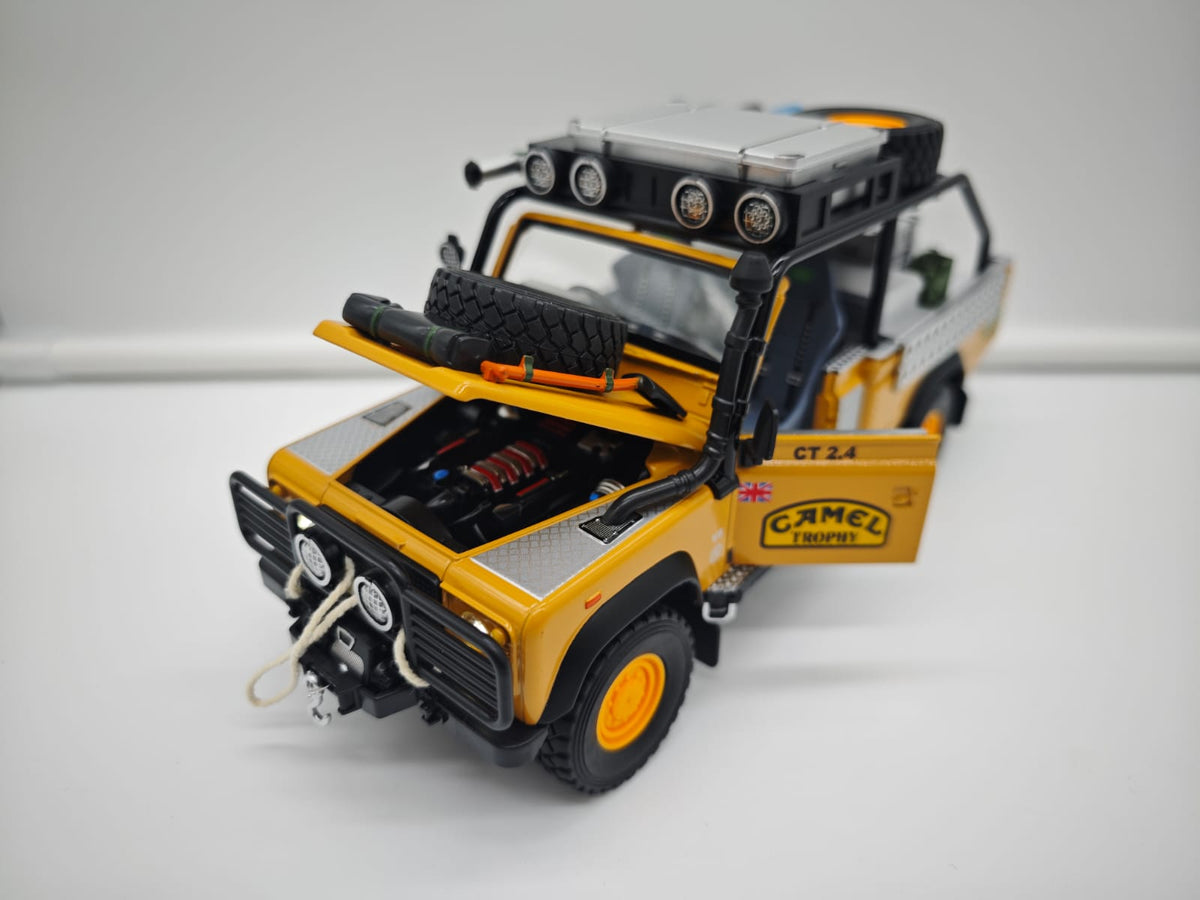 Land Rover Defender 110 Pickup Camel Trophy - Escala 1/24 - c/Luz y Sonido - (sin caja)