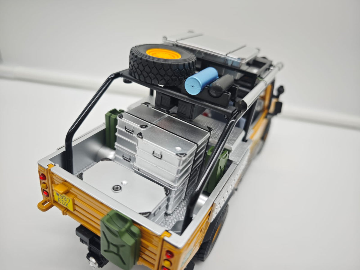 Land Rover Defender 110 Pickup Camel Trophy - Escala 1/24 - c/Luz y Sonido - (sin caja)