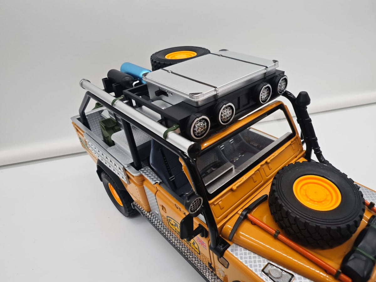 Land Rover Defender 110 Pickup Camel Trophy - Escala 1/24 - c/Luz y Sonido - (sin caja)