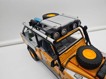 Land Rover Defender 110 Pickup Camel Trophy - Escala 1/24 - c/Luz y Sonido - (sin caja)