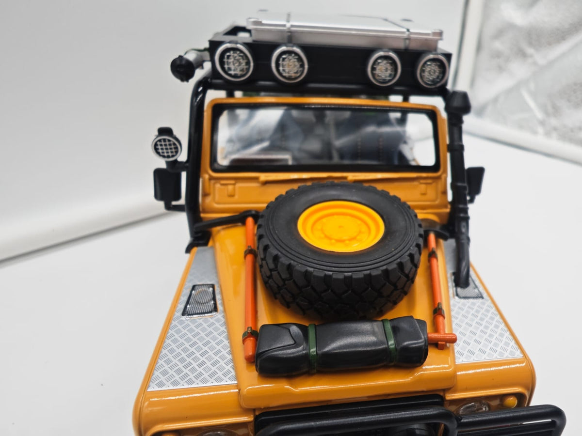 Land Rover Defender 110 Pickup Camel Trophy - Escala 1/24 - c/Luz y Sonido - (sin caja)