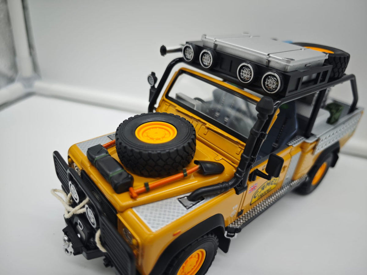 Land Rover Defender 110 Pickup Camel Trophy - Escala 1/24 - c/Luz y Sonido - (sin caja)