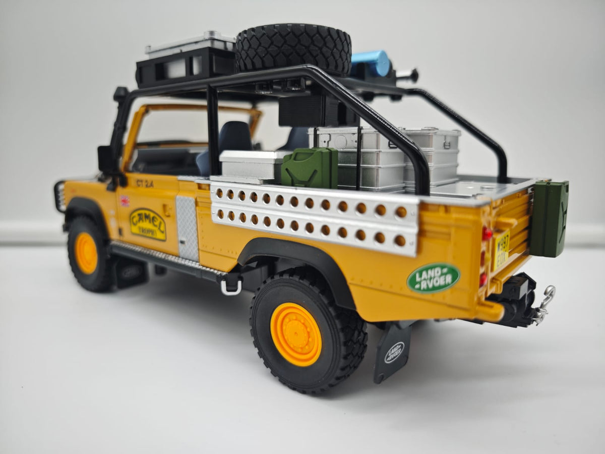 Land Rover Defender 110 Pickup Camel Trophy - Escala 1/24 - c/Luz y Sonido - (sin caja)