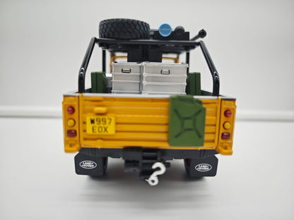 Land Rover Defender 110 Pickup Camel Trophy - Escala 1/24 - c/Luz y Sonido - (sin caja)