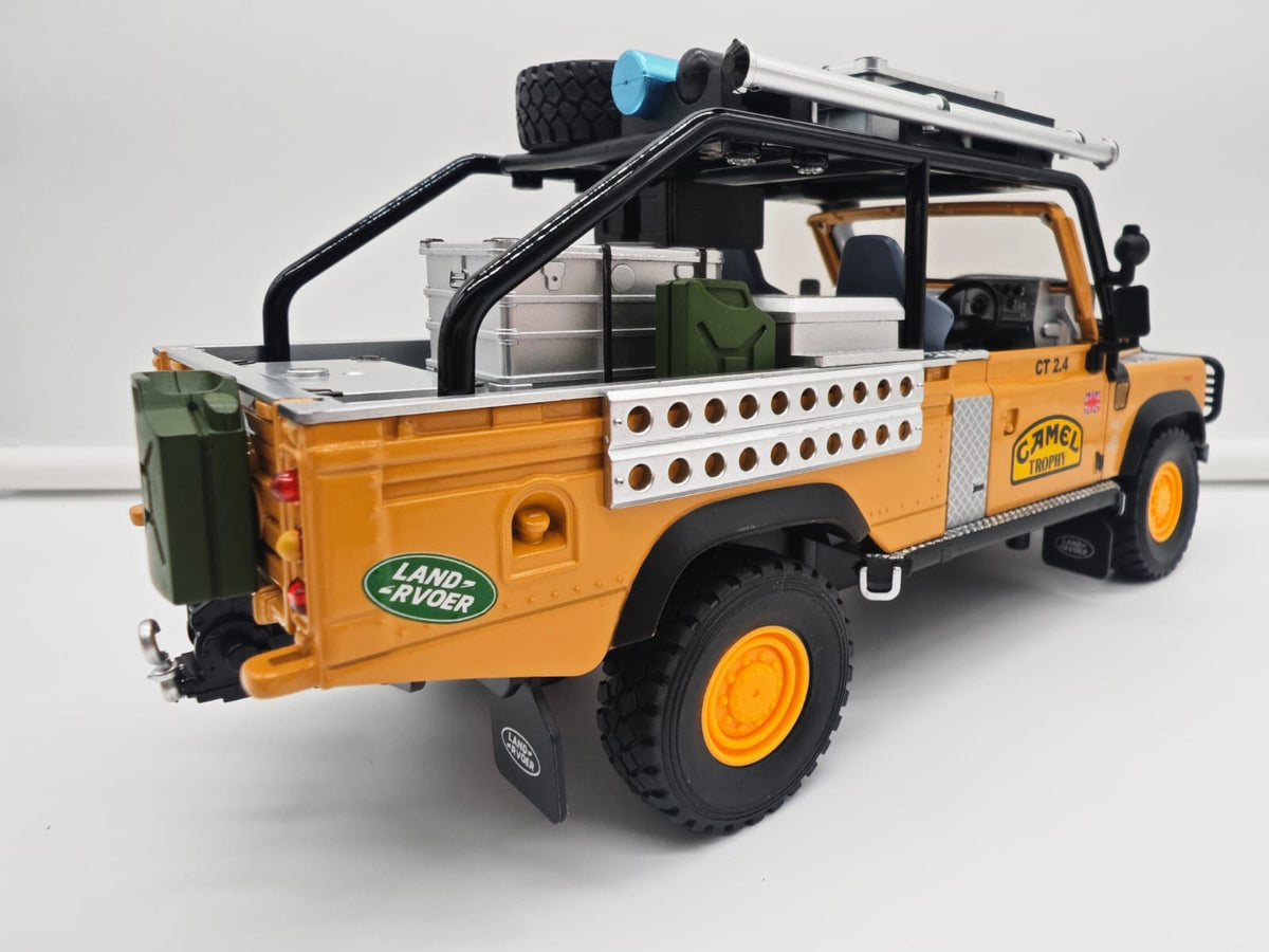 Land Rover Defender 110 Pickup Camel Trophy - Escala 1/24 - c/Luz y Sonido - (sin caja)