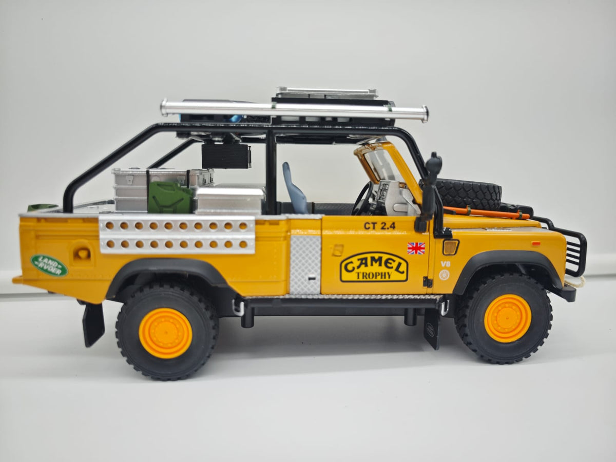 Land Rover Defender 110 Pickup Camel Trophy - Escala 1/24 - c/Luz y Sonido - (sin caja)