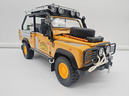 Land Rover Defender 110 Pickup Camel Trophy - Escala 1/24 - c/Luz y Sonido - (sin caja)