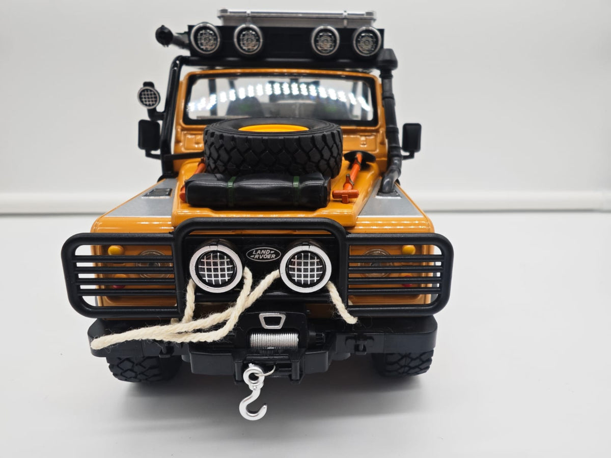 Land Rover Defender 110 Pickup Camel Trophy - Escala 1/24 - c/Luz y Sonido - (sin caja)