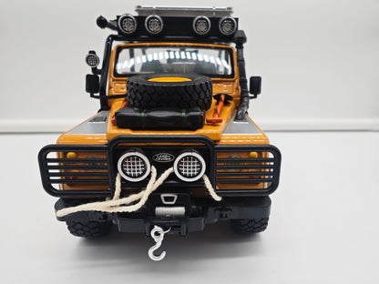 Land Rover Defender 110 Pickup Camel Trophy - Escala 1/24 - c/Luz y Sonido - (sin caja)